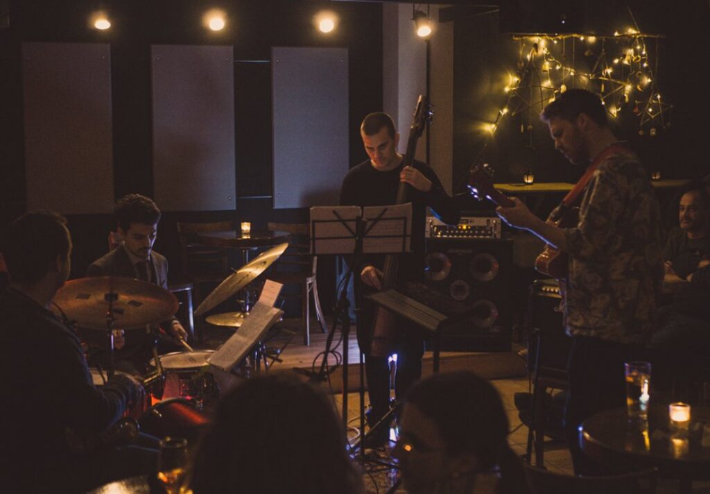 Peripou coffeehouse life music Agios Nikolaos