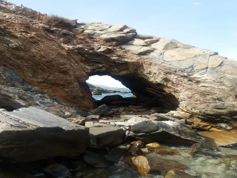 Almirida beach, Sisses