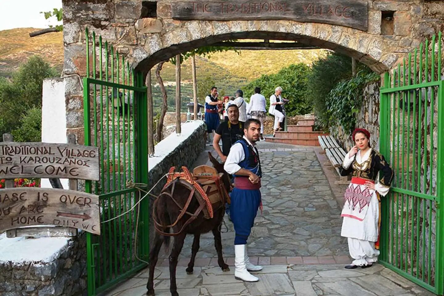 Crete: Traditional Dance Show and Buffet Dinner with Wine